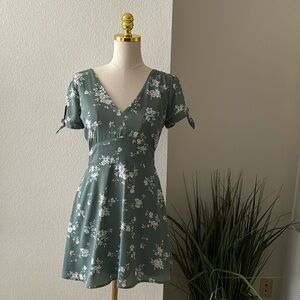 Abercrombie & Fitch Sundress in Green and White Floral - Size Small Petite